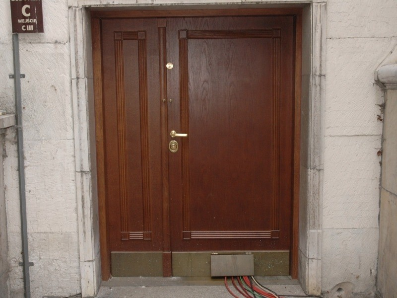Drzwi do Sejmu, wyposażone w otwór na przewody