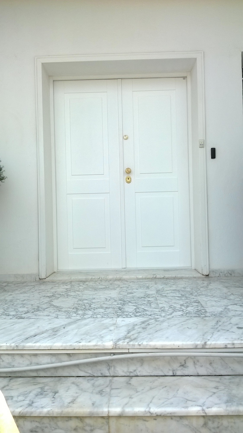 Białe drzwi w kasetonie
