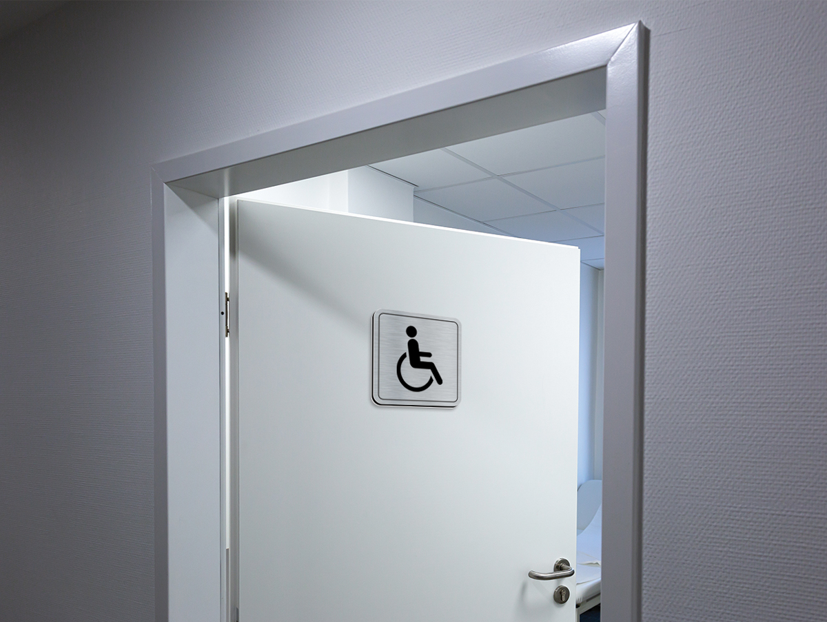 Przestrzeń sanitarna – techniczne aspekty drzwi WC dla osób niepełnosprawnych